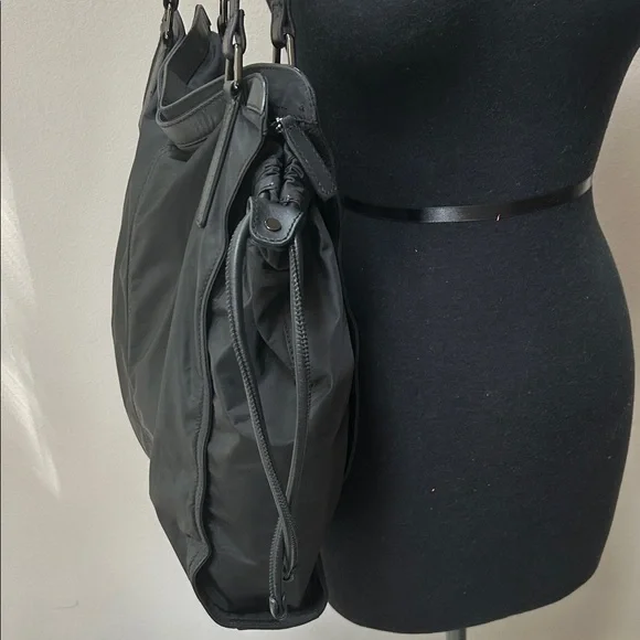 Burberry ❤️🤍🖤 Black Tote Bag (EUC) - Picture 3 of 12